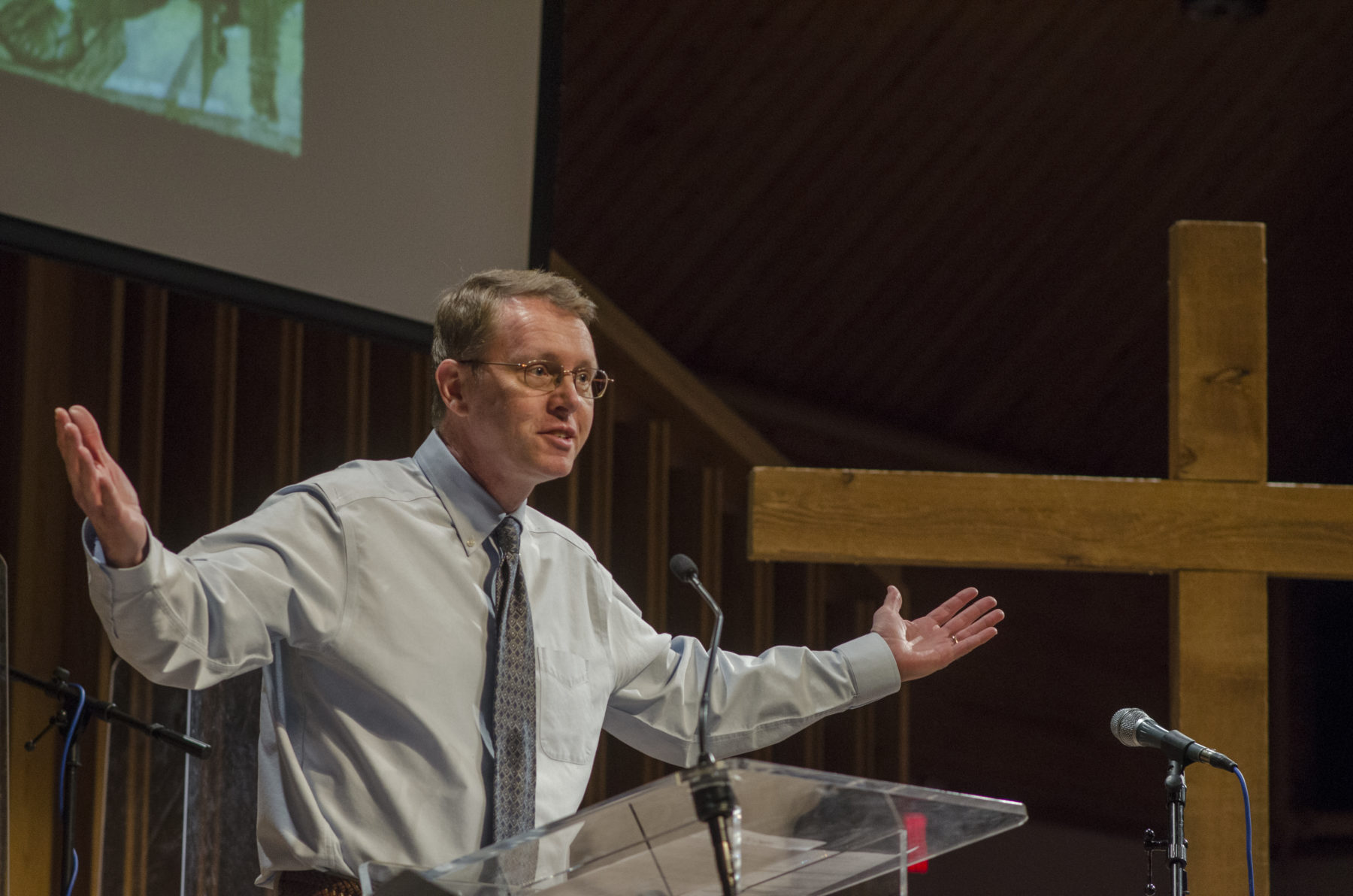 Dr. Gundlach speaking at a lectern