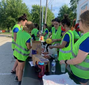 Volleyball Team serves at food pantry